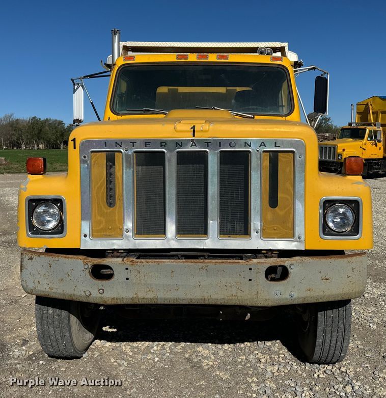 image for item EH5450 1979 International  P2554 grain truck