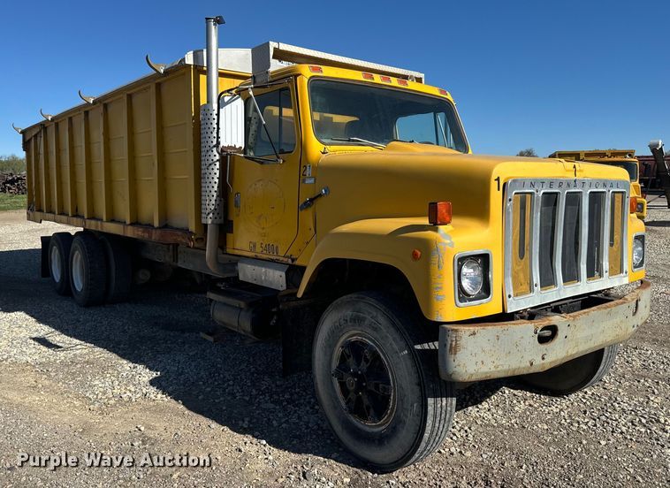 image for item EH5450 1979 International  P2554 grain truck