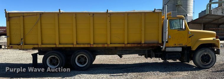 image for item EH5450 1979 International  P2554 grain truck