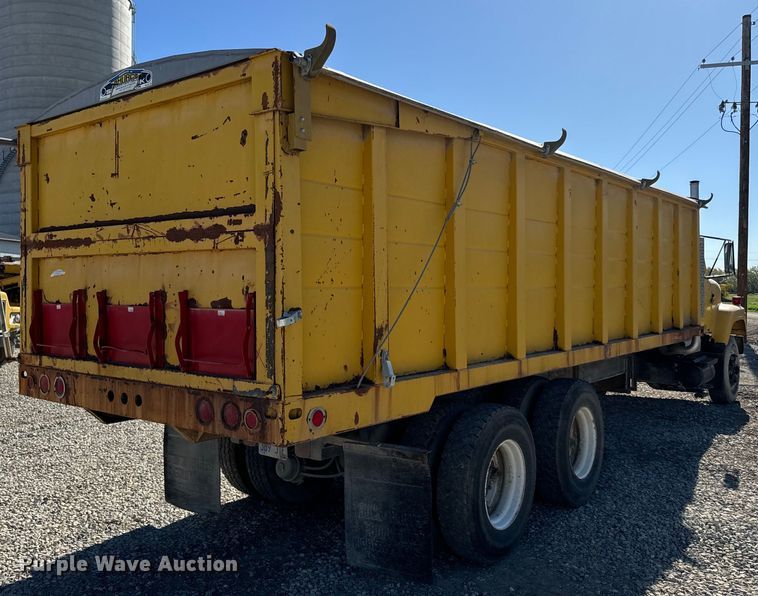 image for item EH5450 1979 International  P2554 grain truck