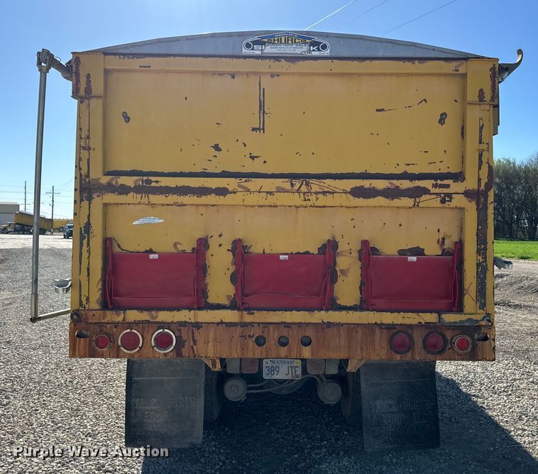 image for item EH5450 1979 International  P2554 grain truck