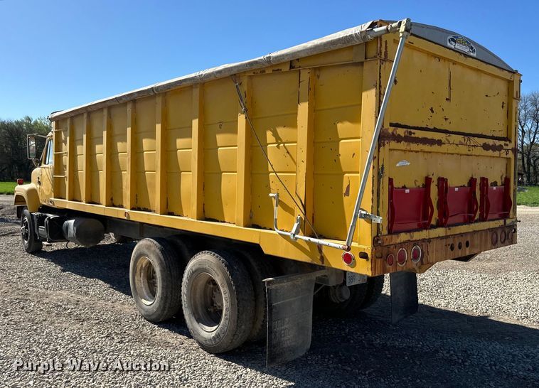 image for item EH5450 1979 International  P2554 grain truck