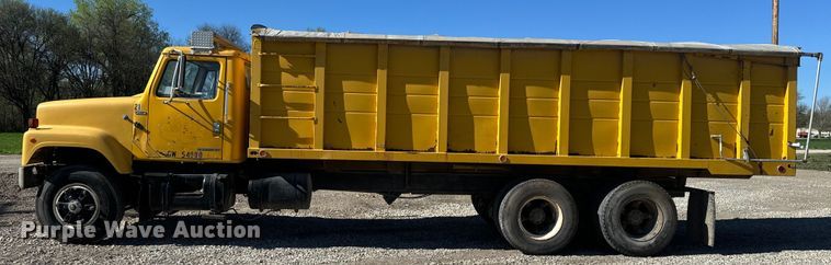 image for item EH5450 1979 International  P2554 grain truck