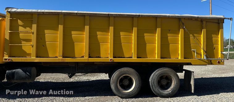 image for item EH5450 1979 International  P2554 grain truck