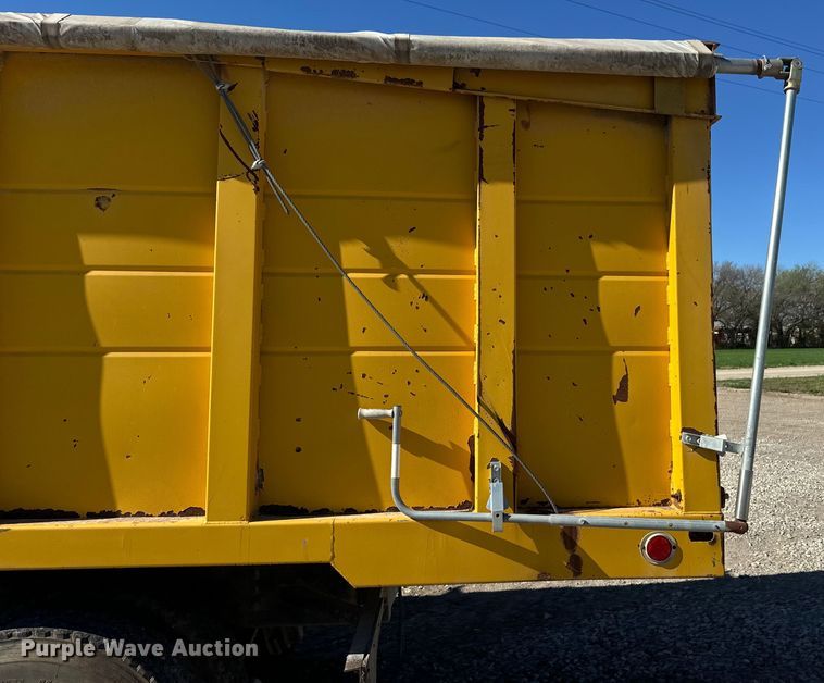 image for item EH5450 1979 International  P2554 grain truck