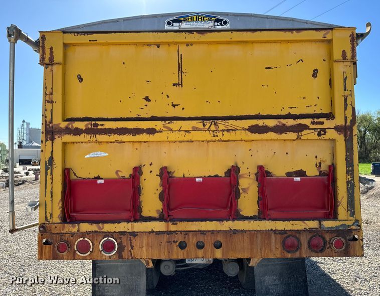 image for item EH5450 1979 International  P2554 grain truck
