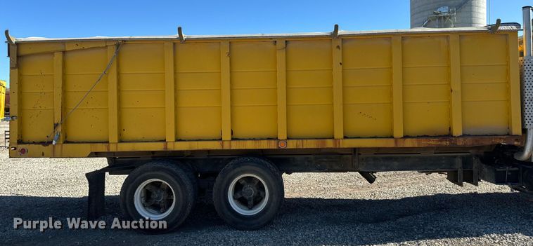image for item EH5450 1979 International  P2554 grain truck