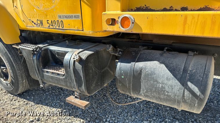 image for item EH5450 1979 International  P2554 grain truck