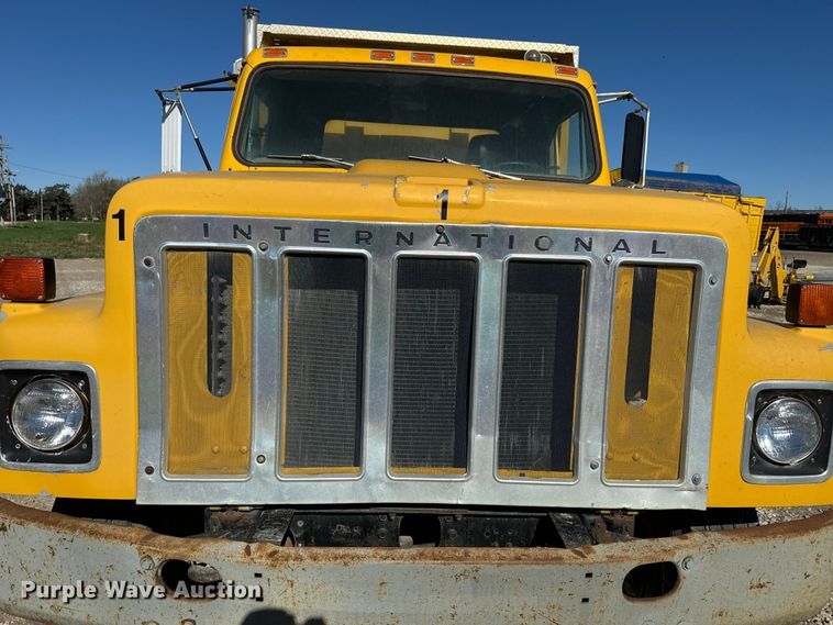 image for item EH5450 1979 International  P2554 grain truck