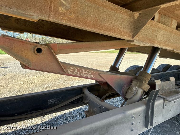 image for item EH5450 1979 International  P2554 grain truck