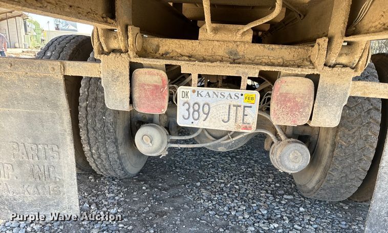 image for item EH5450 1979 International  P2554 grain truck