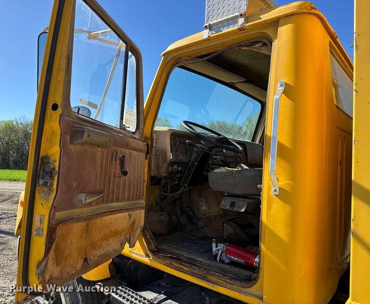 image for item EH5450 1979 International  P2554 grain truck