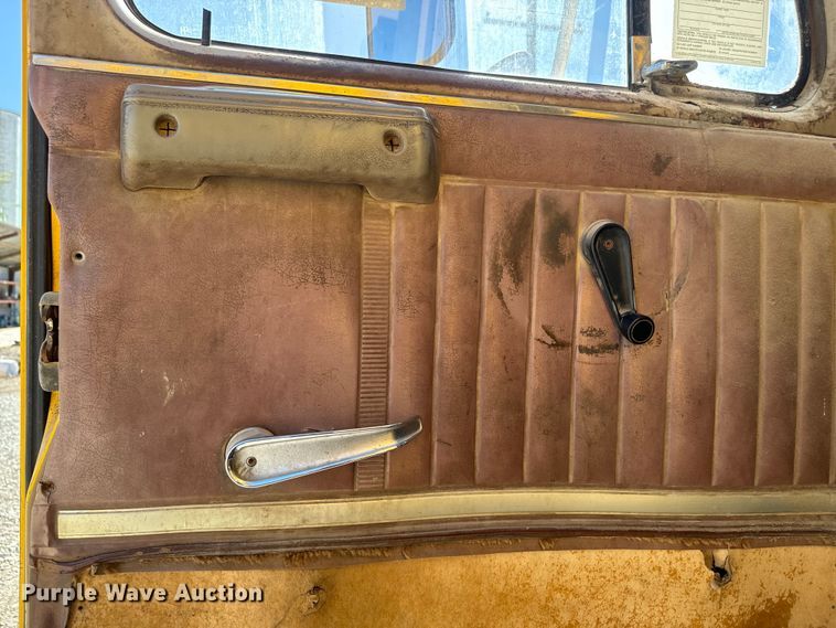 image for item EH5450 1979 International  P2554 grain truck