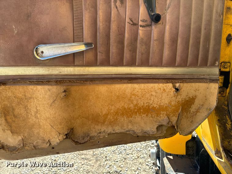 image for item EH5450 1979 International  P2554 grain truck