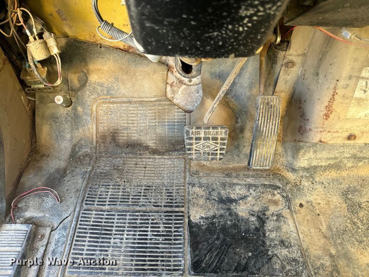 image for item EH5450 1979 International  P2554 grain truck