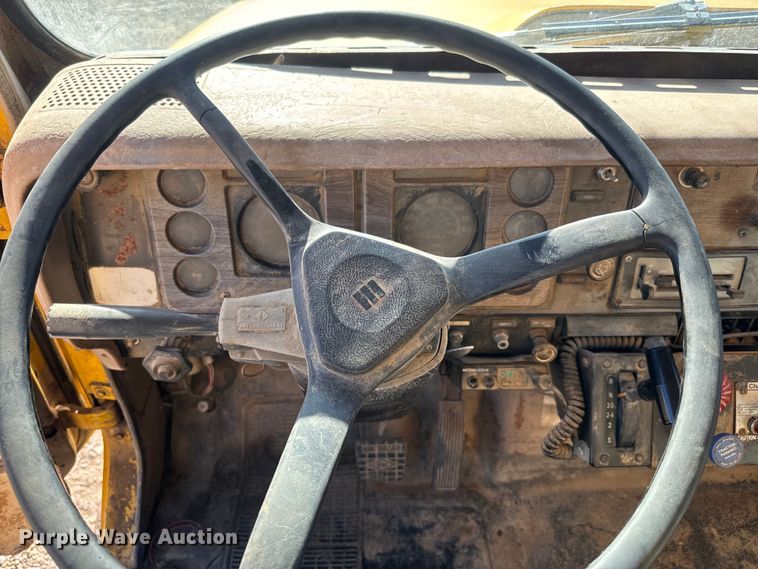 image for item EH5450 1979 International  P2554 grain truck