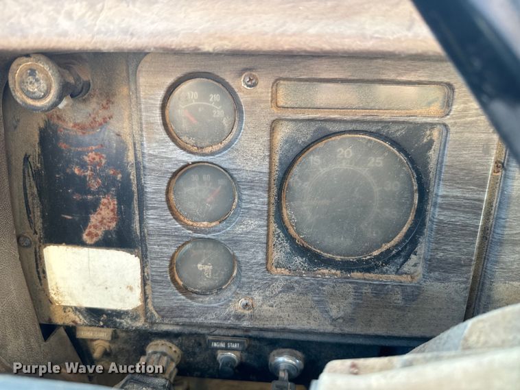 image for item EH5450 1979 International  P2554 grain truck