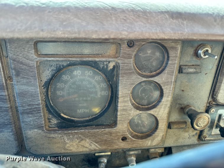 image for item EH5450 1979 International  P2554 grain truck