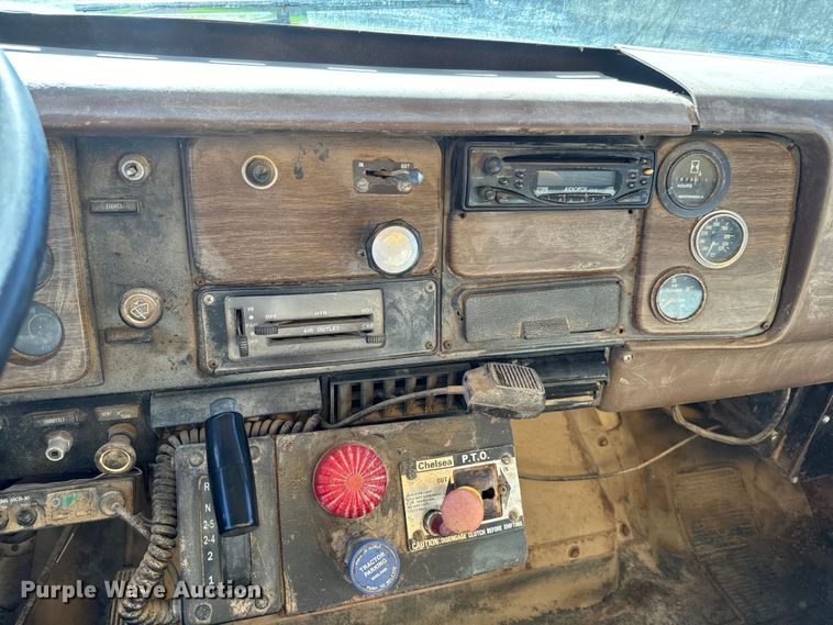 image for item EH5450 1979 International  P2554 grain truck