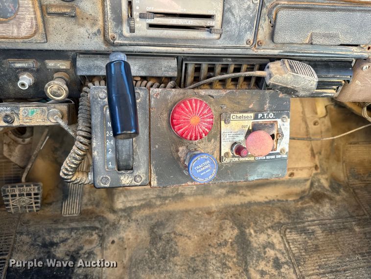 image for item EH5450 1979 International  P2554 grain truck