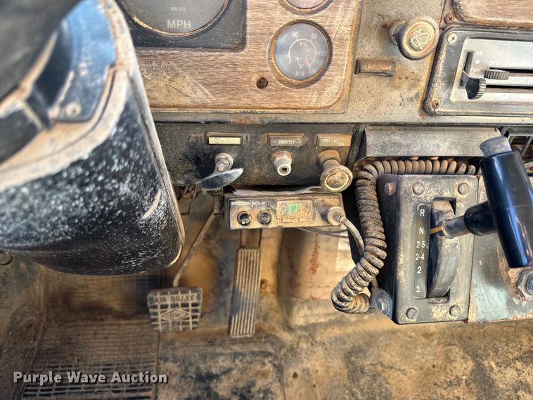 image for item EH5450 1979 International  P2554 grain truck