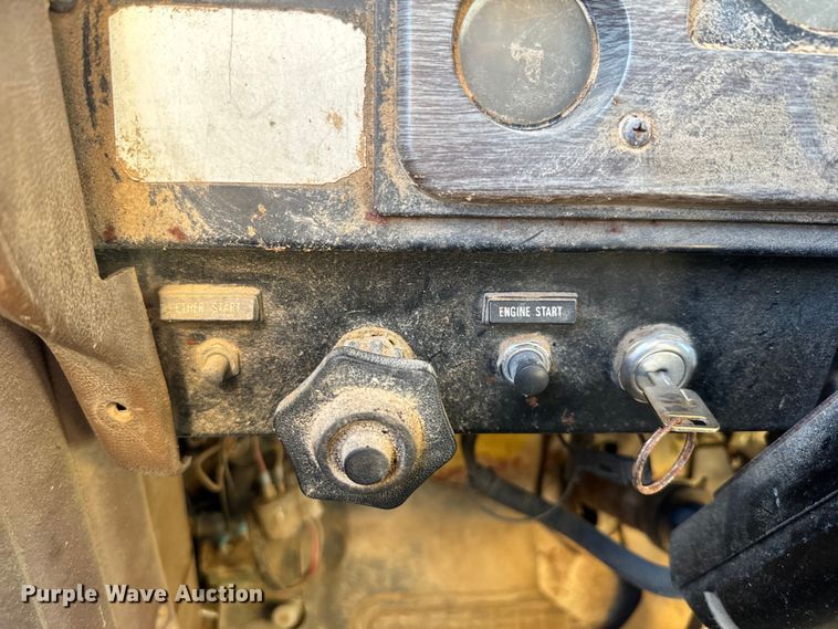 image for item EH5450 1979 International  P2554 grain truck