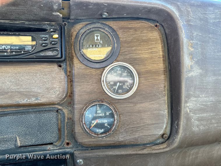 image for item EH5450 1979 International  P2554 grain truck