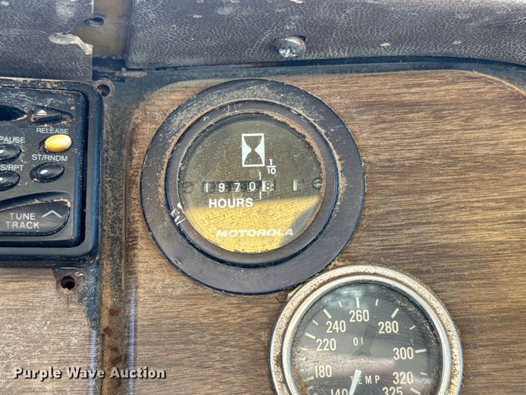 image for item EH5450 1979 International  P2554 grain truck