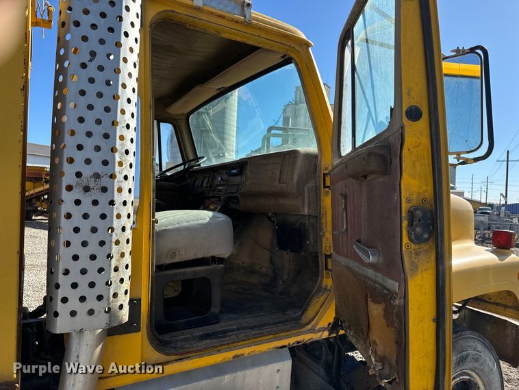 image for item EH5450 1979 International  P2554 grain truck