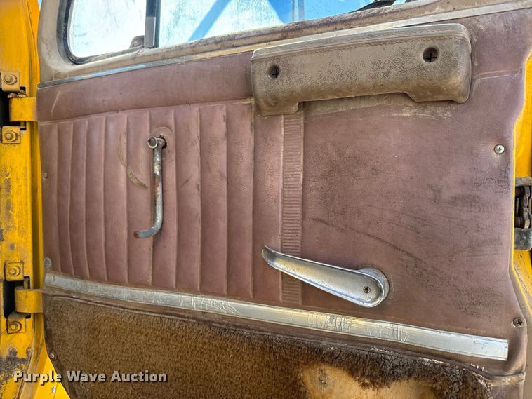 image for item EH5450 1979 International  P2554 grain truck