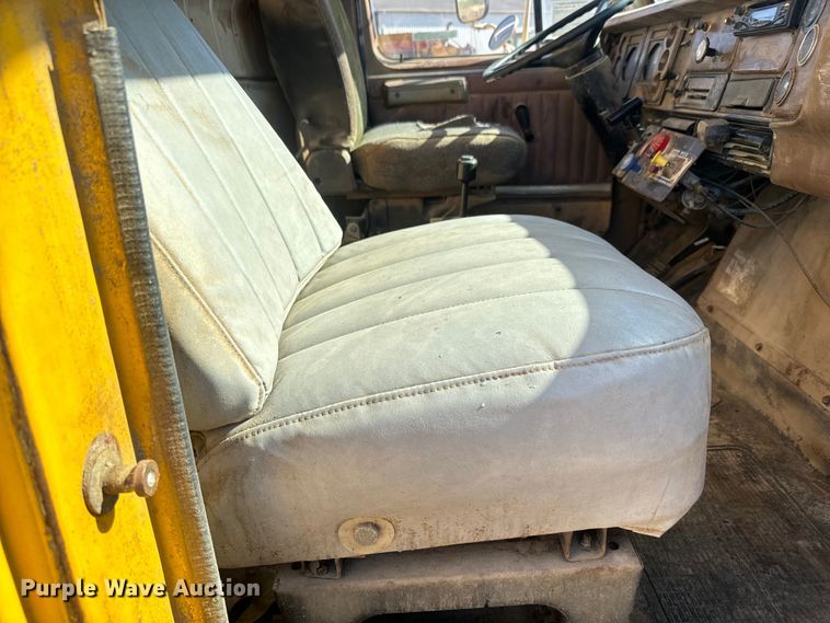 image for item EH5450 1979 International  P2554 grain truck