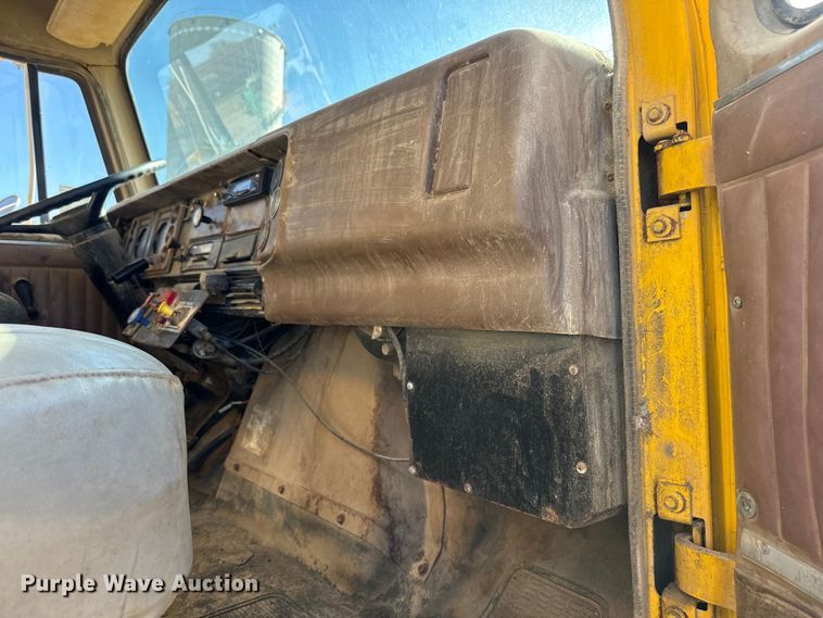 image for item EH5450 1979 International  P2554 grain truck