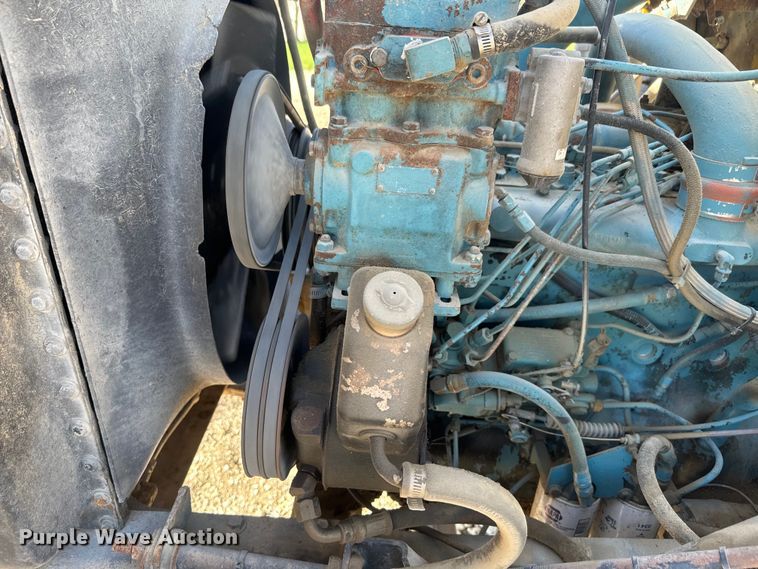 image for item EH5450 1979 International  P2554 grain truck