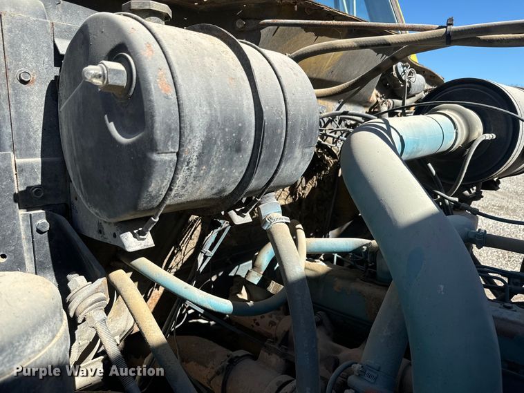 image for item EH5450 1979 International  P2554 grain truck