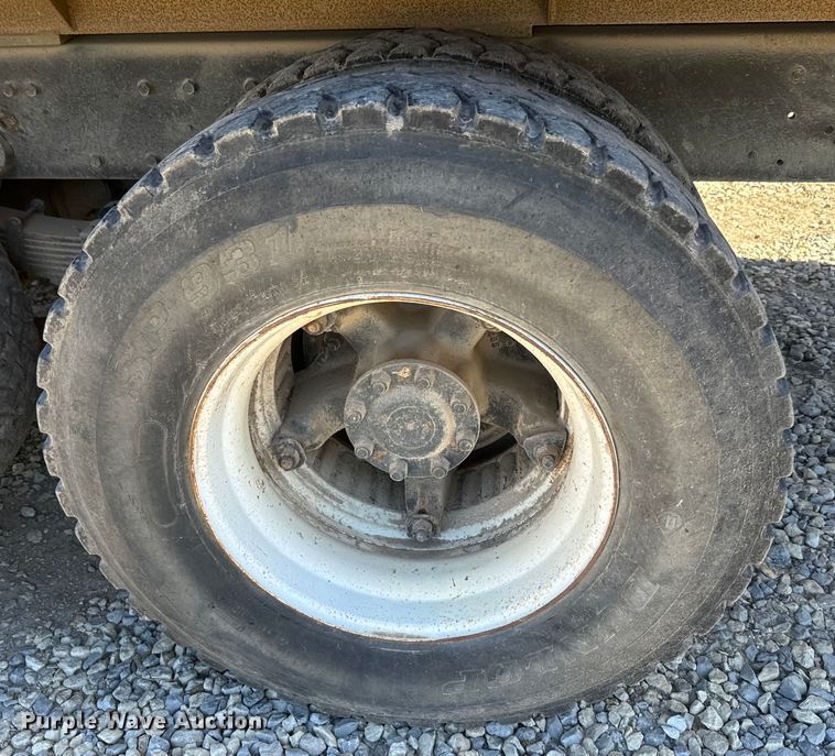 image for item EH5450 1979 International  P2554 grain truck