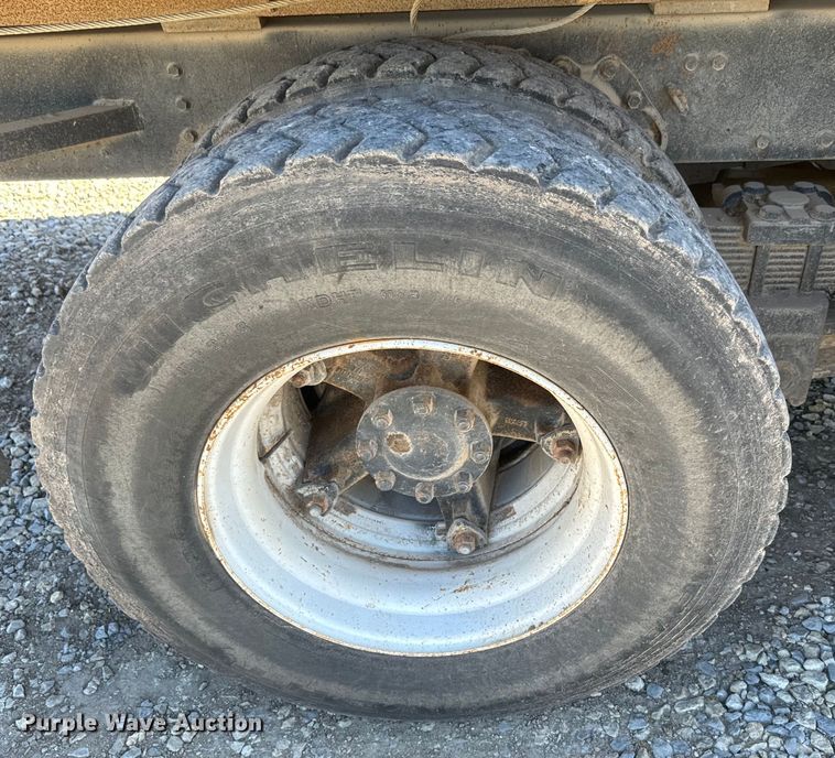 image for item EH5450 1979 International  P2554 grain truck