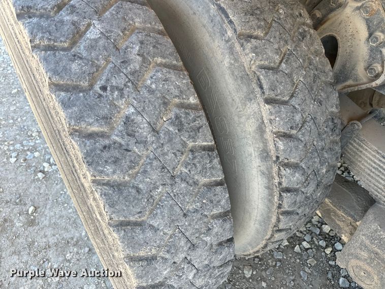 image for item EH5450 1979 International  P2554 grain truck