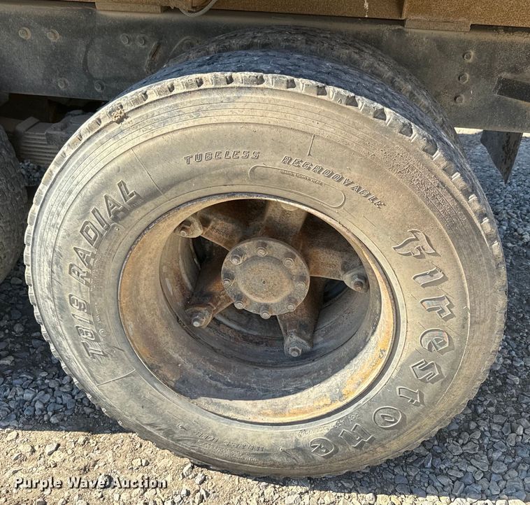 image for item EH5450 1979 International  P2554 grain truck