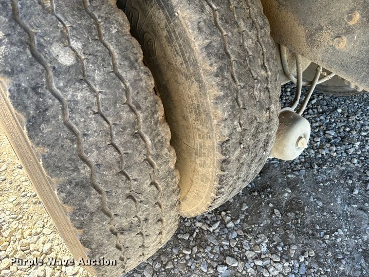 image for item EH5450 1979 International  P2554 grain truck