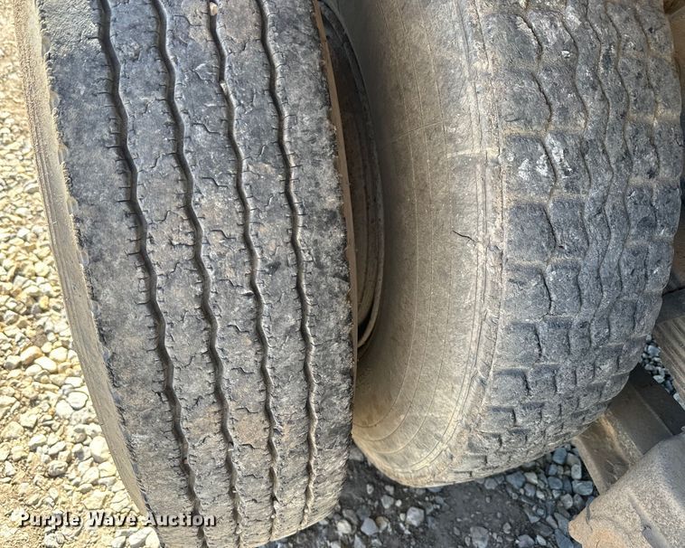 image for item EH5450 1979 International  P2554 grain truck