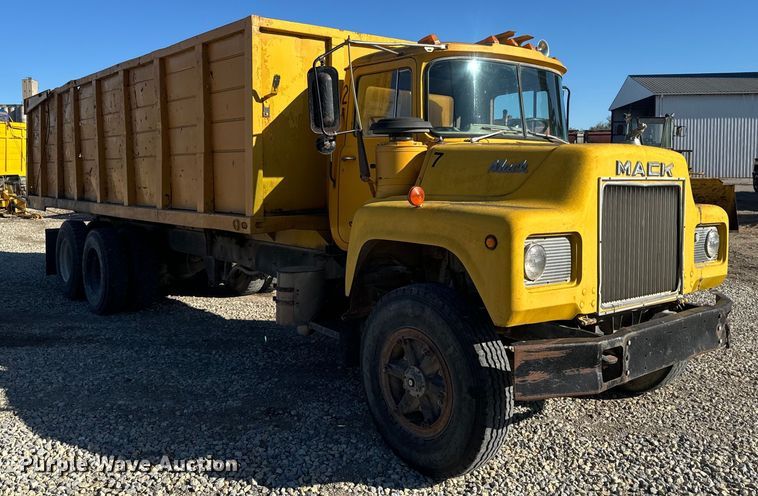 image for item EH5452 1974 Mack DM-600 grain truck