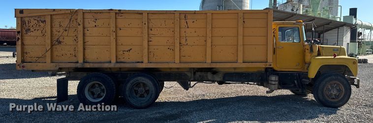 image for item EH5452 1974 Mack DM-600 grain truck