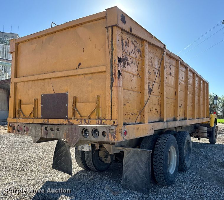 image for item EH5452 1974 Mack DM-600 grain truck