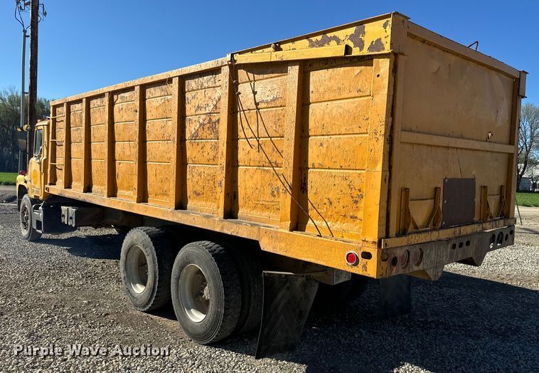 image for item EH5452 1974 Mack DM-600 grain truck