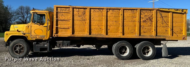 image for item EH5452 1974 Mack DM-600 grain truck
