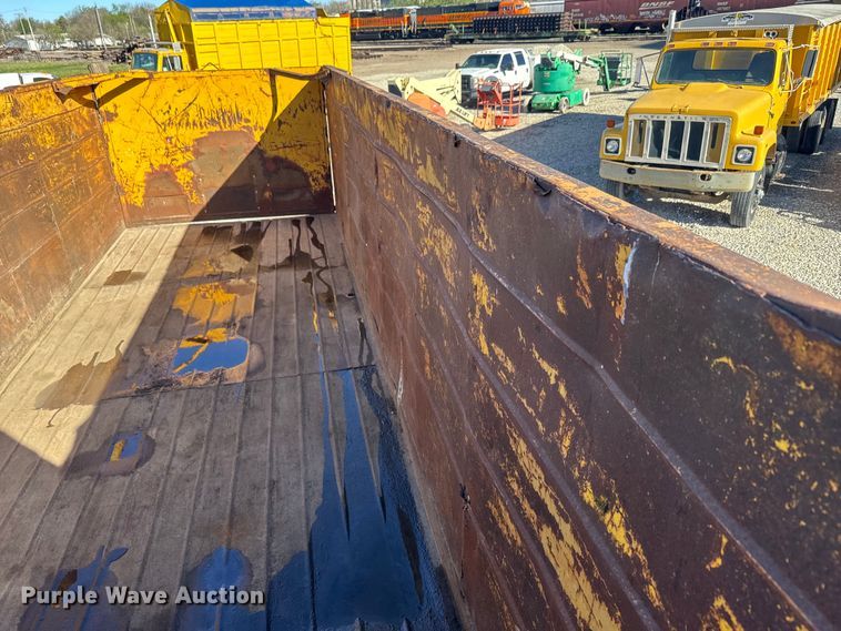 image for item EH5452 1974 Mack DM-600 grain truck