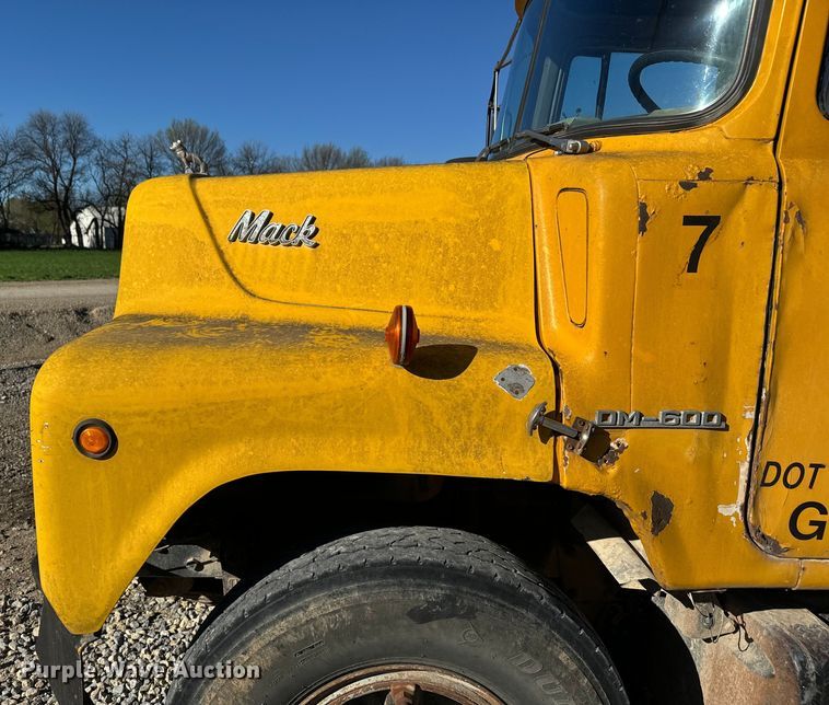 image for item EH5452 1974 Mack DM-600 grain truck