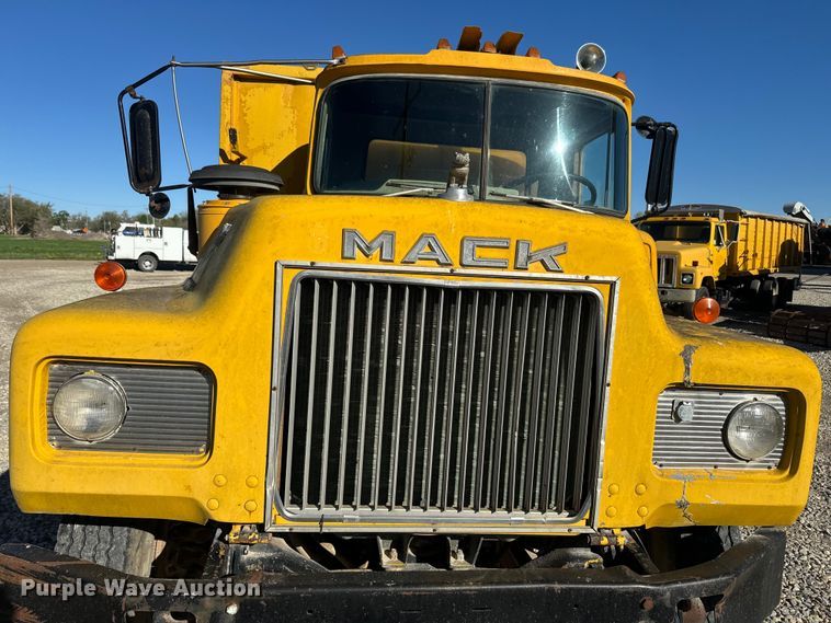 image for item EH5452 1974 Mack DM-600 grain truck