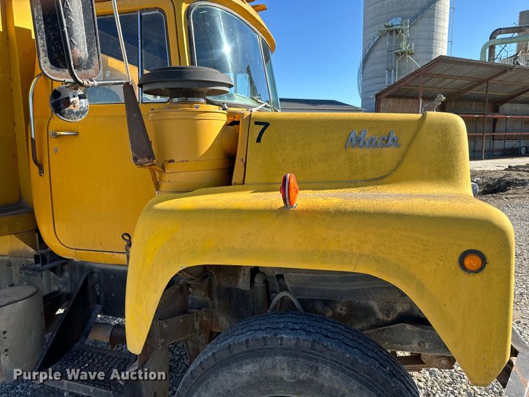 image for item EH5452 1974 Mack DM-600 grain truck