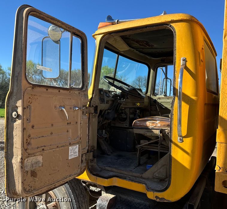 image for item EH5452 1974 Mack DM-600 grain truck